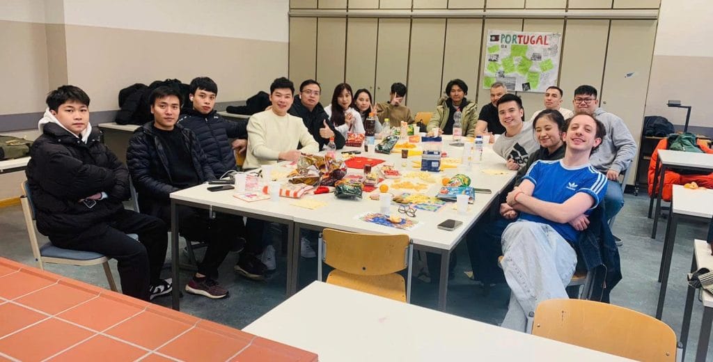 Ngô Xuân Tâm - Từ vô định đến hành trình lập nghiệp tại Đức 3 Bạn Ngô Xuân Tâm cùng các bạn học