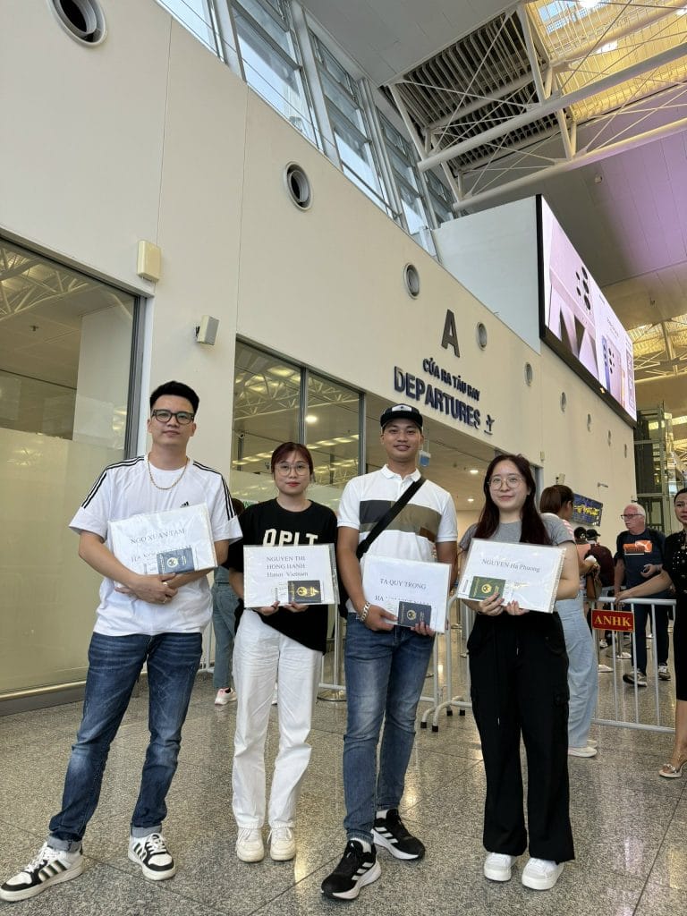 Ngô Xuân Tâm - Từ vô định đến hành trình lập nghiệp tại Đức 4 Bạn Ngô Xuân Tâm cùng đoàn tại sân bay đến Đức