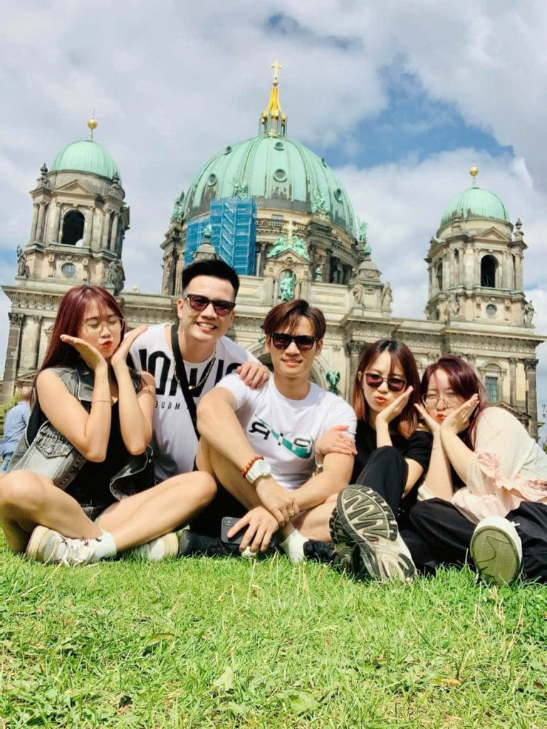 Ngô Xuân Tâm - Từ vô định đến hành trình lập nghiệp tại Đức 5 (Ảnh từ Ngô Xuân Tâm) Tâm cùng vợ, em trai, em dâu, chị Phương (Giảng viên tiếng Đức) tại Đức