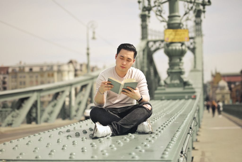 Top 5 sự thật về các ngành “lương khủng” tại Đức – Không dành cho người mơ mộng! 1 young man bridge reads book