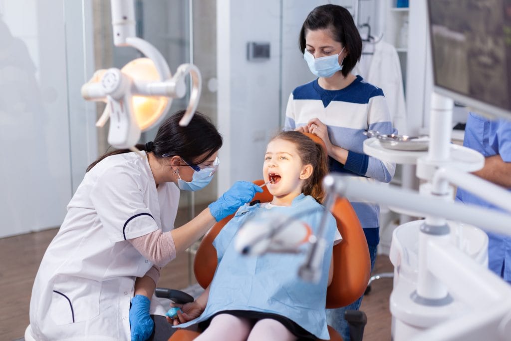 SERIES Từ vựng tiếng Đức chuyên ngành #3 - Chủ đề: Nha khoa 1 angled mirror used by dentist doctor little girl with mouth open dental office dentistry specialist child cavity consultation stomatology office using modern technology