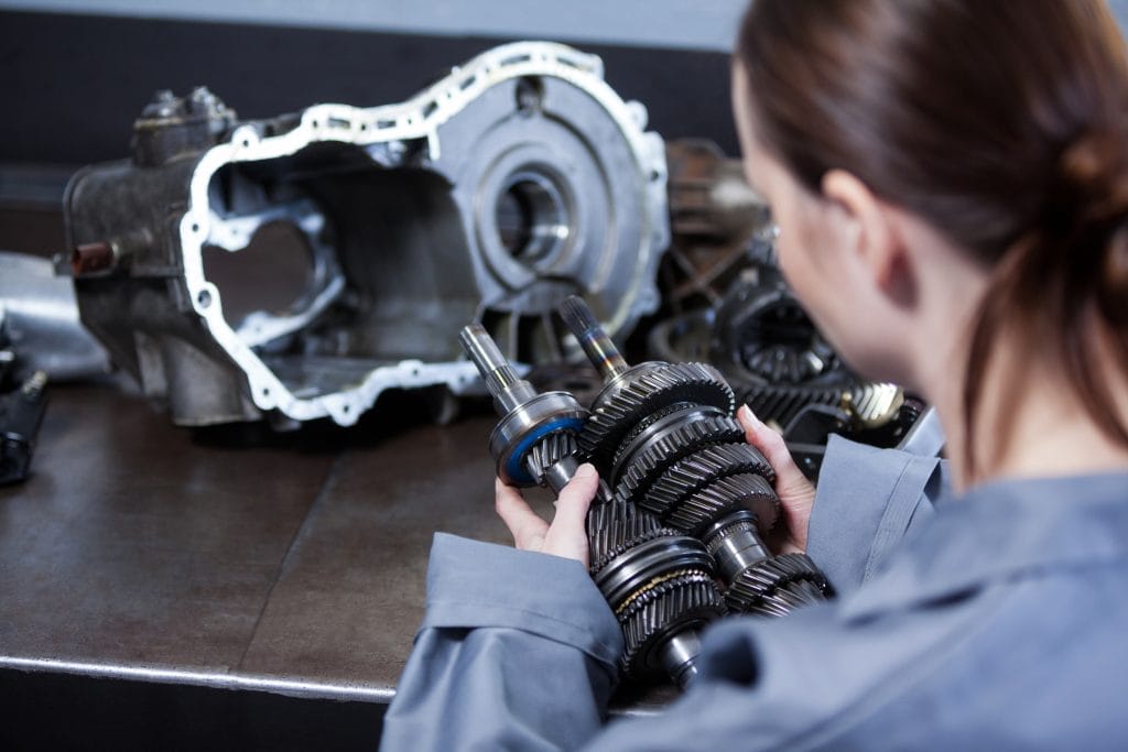 SERIES Từ vựng tiếng Đức chuyên ngành #8 - Chủ đề: Kỹ thuật cơ khí 3 female mechanic holding spare parts