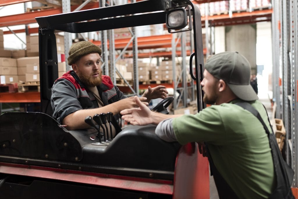 SERIES Từ vựng tiếng Đức chuyên ngành #12 - Chủ đề: Logistics 4 people taking care warehouse logistics together